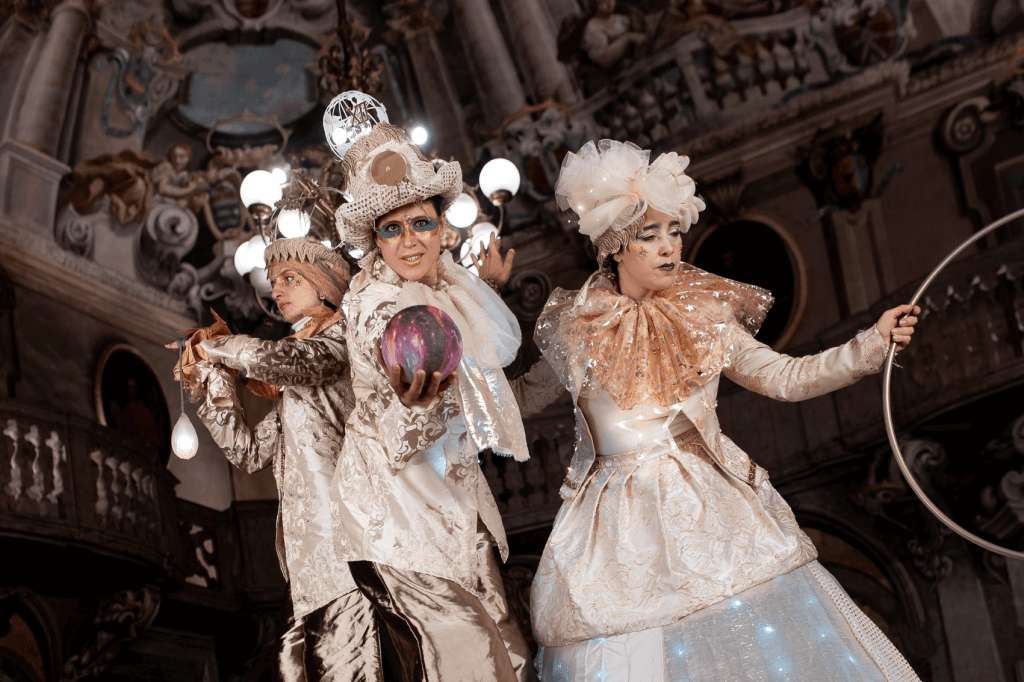 Hora performing art, performance per eventi e matrimoni, luminose e personalizzabili